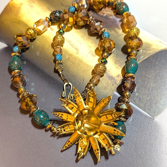 1950s Starburst Crystal, Rhinestone, Glass Beads, Necklace - Picture 5 of 8